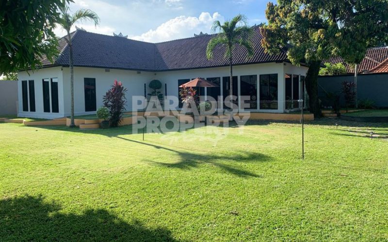 Tranquil Oasis: Spacious 3-Bedroom Villa with Pool in North Kerobokan – Yearly Rental