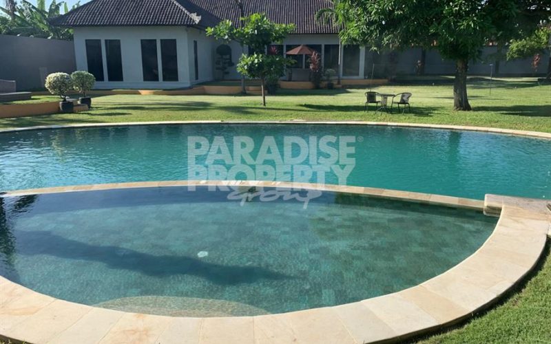 Tranquil Oasis: Spacious 3-Bedroom Villa with Pool in North Kerobokan – Yearly Rental