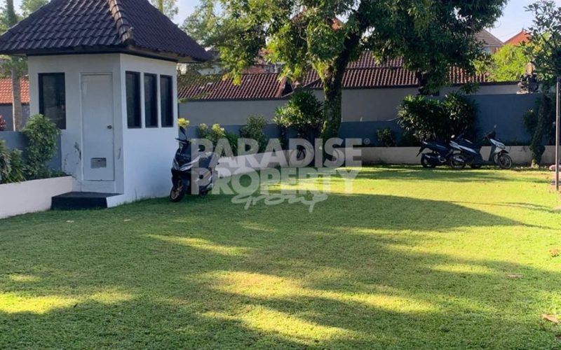 Tranquil Oasis: Spacious 3-Bedroom Villa with Pool in North Kerobokan – Yearly Rental